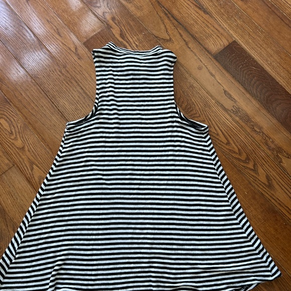 Sale: 5 for $10 - Mossimo S fit flarę tank top shirt - Picture 2 of 4